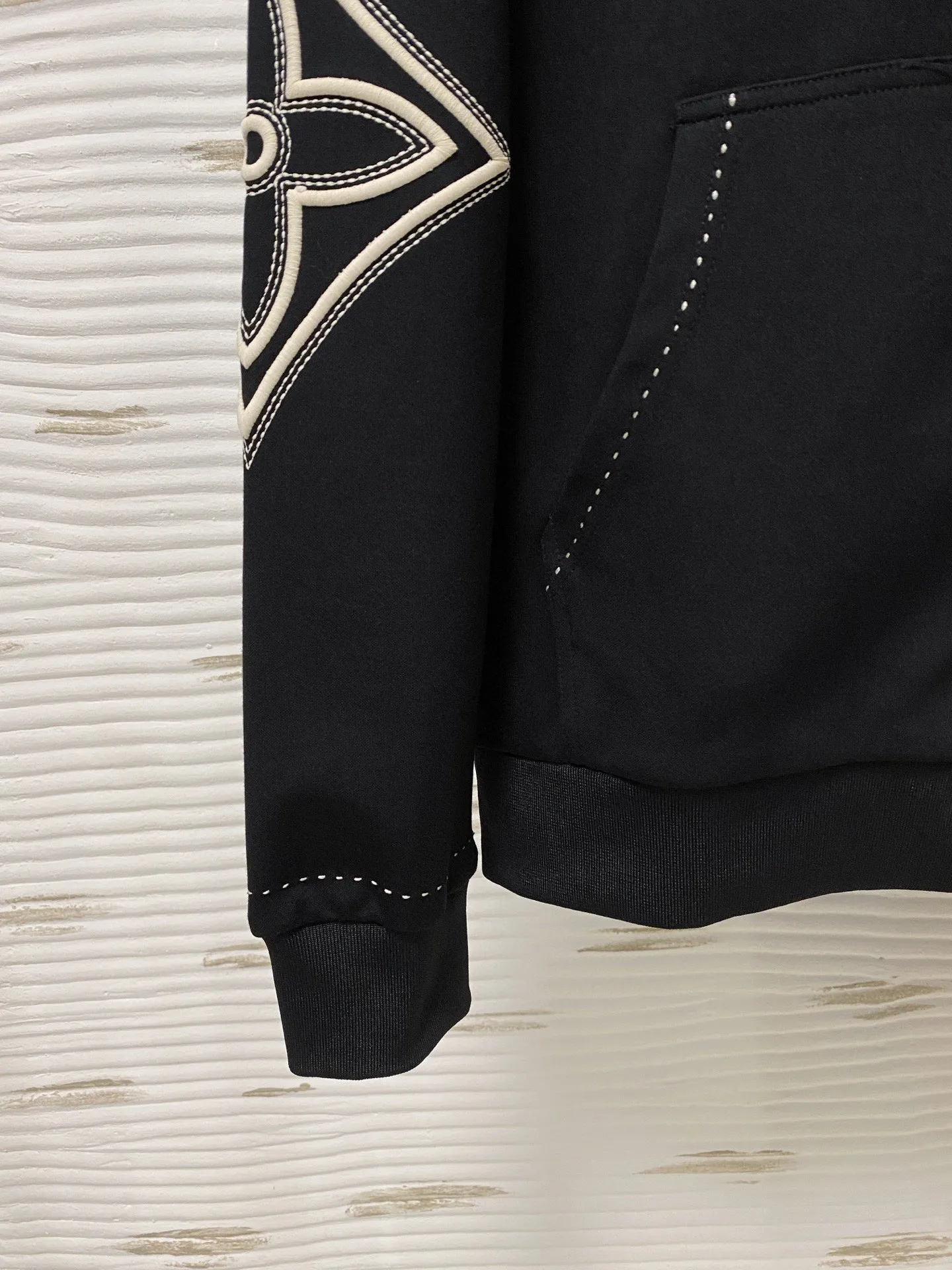 🅿️720 [LV Louis Vuitton] hot-selling suit is coming. Focus on the original version of the official website. 2025 new hot-selling cardigan and sweatshirt suit. The original order is the best. 🇭🇰The meticulous work of top designers. It has a fitting and perfect upper body effect. All-natural high-quality Tencel Roman cotton 100%, close-fitting comfort, noble and elegant! Original hardware embodies elegance and nobility! Counter size: M-3XL (maximum wear up to 190 pounds)